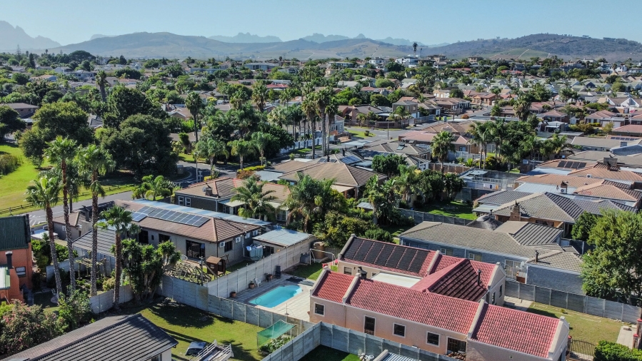 4 Bedroom Property for Sale in De Oude Spruit Western Cape